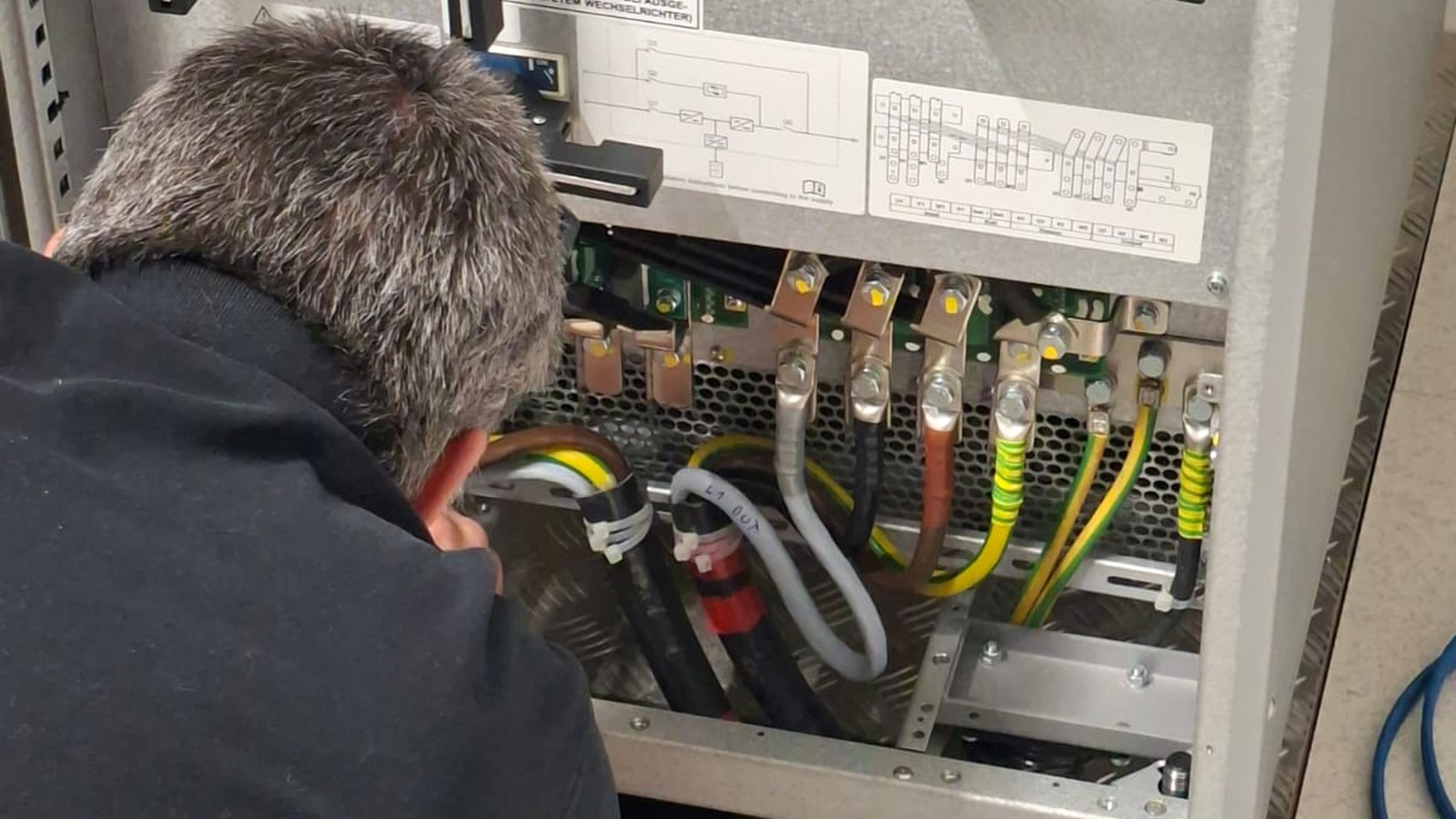 Servicetechniker von SAPOTEC schließt eine USV-Anlage an