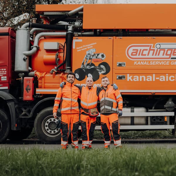 Team von Aichinger Kanalservice vor einem Kanalwagen