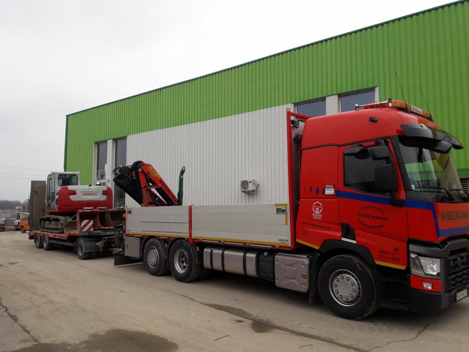 Lkw von Hierzmann mit Ladekran vor der Halle