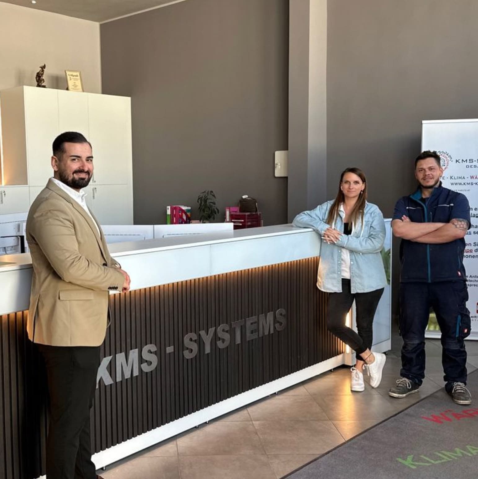 Team von KMS Systems im Empfangsbereich des Betriebs