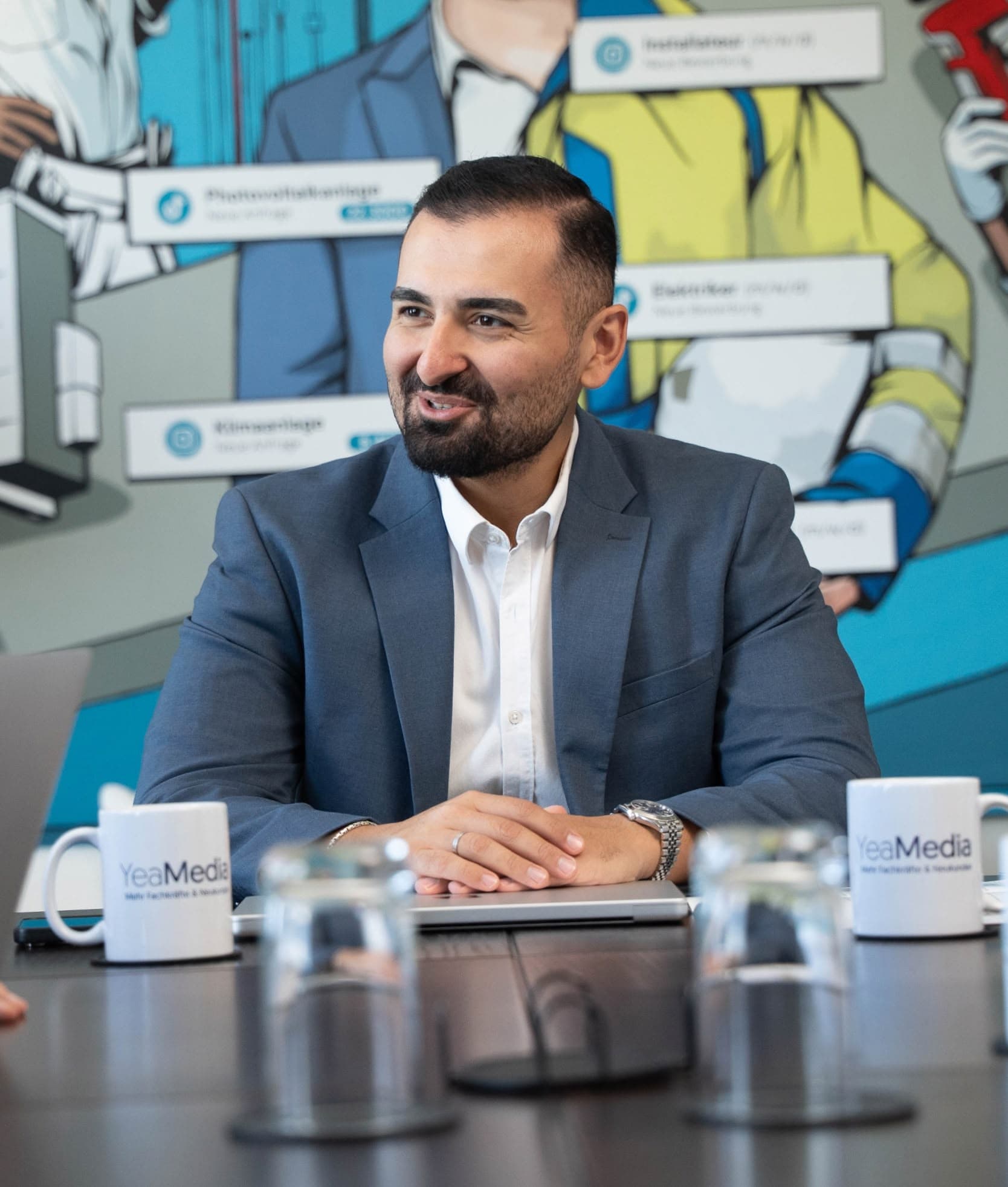 Yunus Akkaya, Gründer von YeaMedia, im Besprechungsraum