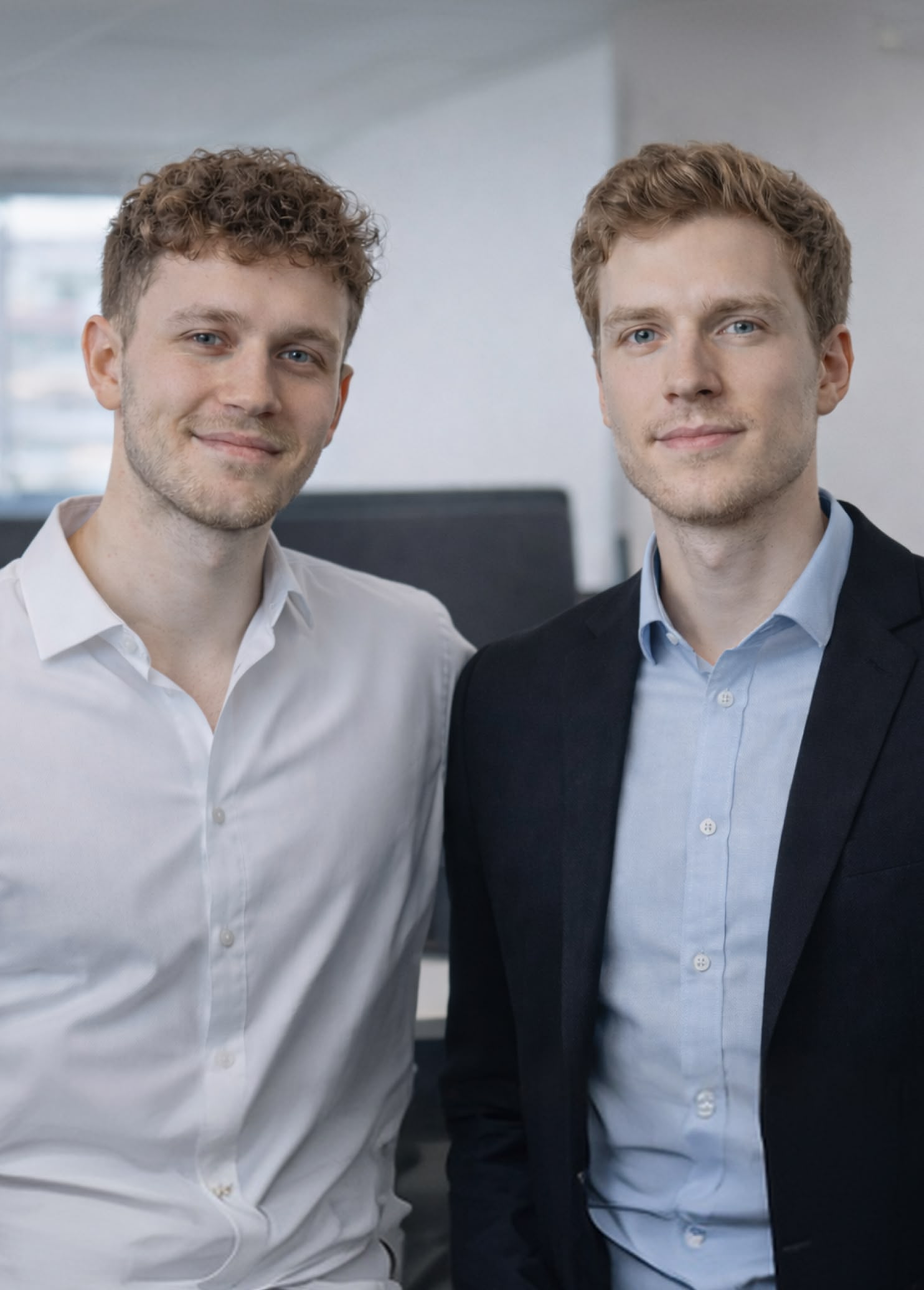 Zwei Mitarbeiter von YeaMedia im Büro