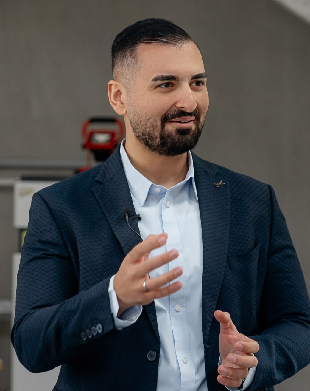 Mitarbeiter im Hemd im Kundengespräch am Schreibtisch