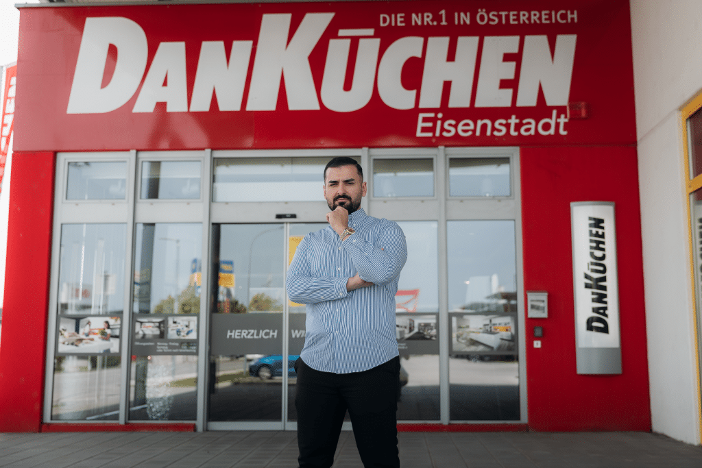 Person steht vor dem Eingang einer DanKüchen Filiale in Eisenstadt